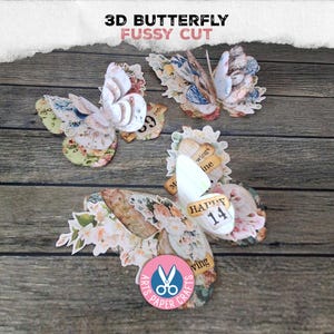 Puede incluir: Mariposas 3D recortadas con cuidado. Las mariposas están hechas de papel en capas con diseños florales y vintage. Algunas tienen pequeñas etiquetas con números y palabras. El fondo es una superficie de madera.