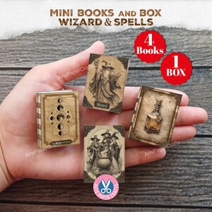 Op de afbeelding: Miniatuurboeken met tovenaars- en spreukthema's. De set bevat vier boeken en één doos. De boeken bevatten illustraties van tovenaars, drankjes en magische scènes. De boeken worden in een hand gehouden.