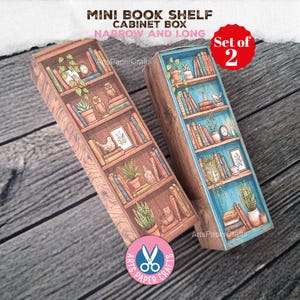Könnte beinhalten: Ein Set aus zwei rechteckigen Schrankboxen mit einem Aufdruck eines hohen Bücherregals, das mit Büchern, Topfpflanzen und kleinen Dekorationsgegenständen gefüllt ist. Eine Box hat eine braune Holzmaserung, die andere eine blaue Holzmaserung.