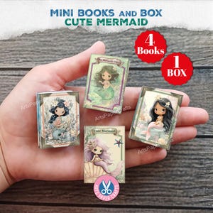 Peut inclure: Un ensemble de quatre mini-livres avec des illustrations de sirènes, tenus dans une main. Les livres présentent divers motifs de sirènes et le texte "Cute Mermaid" et "The Mermaid's Diary". Un cercle rouge indique "4 Livres" et un autre indique "1 Boîte".