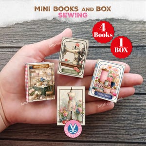Op de afbeelding: Een set van vier miniatuurboeken en een doos met illustraties in een naaithema. De boeken tonen afbeeldingen van een vintage naaimachine, een naaikamer, een paspop en klossen garen met bloemaccenten. De tekst bevat Sewing Corner, Thread Story en Thread Path.