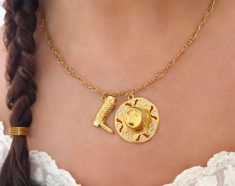 Collar con bota y sombrero de vaquero chapado en oro, collar de vaquera, joyería del oeste, collar con dije, estilo campestre, joyería estética, regalo de cumpleaños