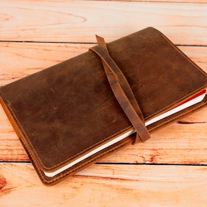 Couverture de journal A5 en cuir véritable avec porte-stylo et fente pour carte - Pochette vintage personnalisée pour ordinateur portable avec sangle pour un usage quotidien