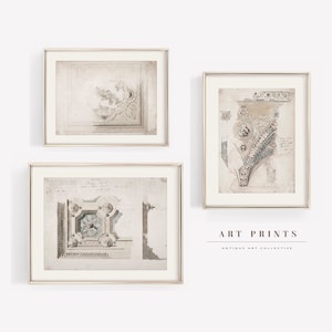 Puede incluir: Tres impresiones de arte antiguas enmarcadas que presentan dibujos detallados de elementos arquitectónicos ornamentados. Las impresiones están en un esquema de color beige claro con toques de azul y dorado. El texto "ART PRINTS ANTIQUE ART COLLECTIVE" es visible en la parte inferior de la imagen.