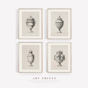 Può includere: Set di quattro stampe in bianco e nero di urne antiche con dettagli decorativi. Le stampe sono incorniciate in oro e visualizzate su uno sfondo bianco. ART PRINTS ANTIQUE ART COLLECTIVE.