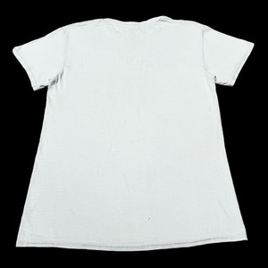 Op de afbeelding: Een effen wit T-shirt met korte mouwen.