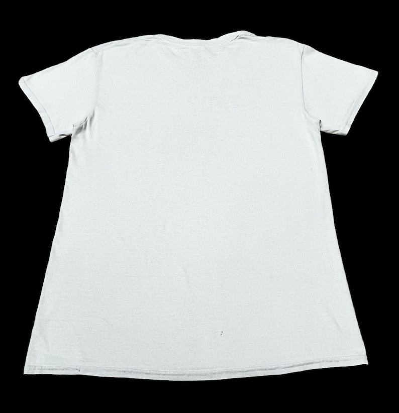 Op de afbeelding: Een effen wit T-shirt met korte mouwen.