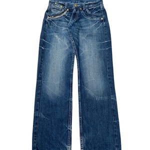 Könnte beinhalten: Eine blaue Jeans mit Used-Look und geradem Bein.