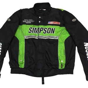 Op de afbeelding: Zwart en groene motorjas met het woord "SIMPSON" bedrukt op de voorkant en de mouwen. De jas heeft een ritssluiting en een opstaande kraag.