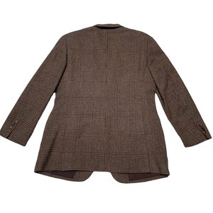 K&ouml;nnte beinhalten: Ein brauner karierter Blazer mit einem Knopfverschluss. Der Blazer hat eine klassische Passform und ist aus einem weichen, bequemen Stoff gefertigt.