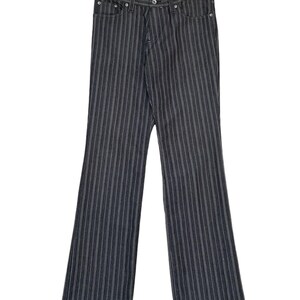 以下が含まれることがあります： 黒と白のストライプのワイドレッグパンツ