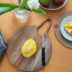 Black oiled Oak cutting board with handle, wood serving board 7.8’’, Wood Serving Board, Kitchen Wood Board with Handle, Round Cutting Board