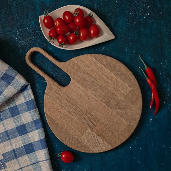 Classic Oak cutting board with handle, wood serving board D30 cm, Oak Cutting Board with Handle, Round Serving Board,Engraved Chopping Board