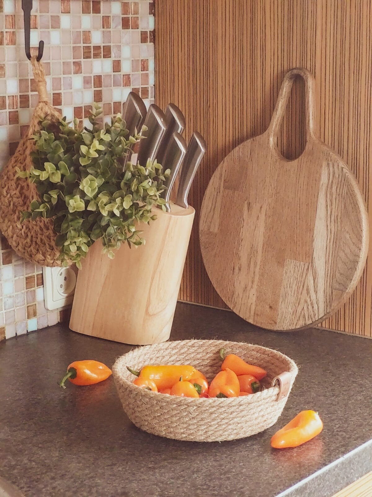 Natural Oak cutting board with handle, wood serving board D 30cm, Classic Oak Board, Breakfast Board, Anniversary Gift