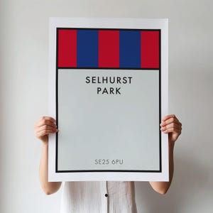 Puede incluir: Un póster rectangular con una banda horizontal superior de rayas verticales alternas en rojo y azul. Debajo, un campo gris claro muestra el texto negro SELHURST PARK y el código alfanumérico SE25 6PU en la parte inferior.