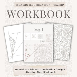 Op de afbeelding: Een werkboek getiteld "WORKBOOK" met de tekst "ISLAMIC ILLUMINATION - TEZHIP" bovenaan. De omslag toont drie open pagina's met ingewikkelde islamitische illuminatieontwerpen. De tekst "Design 1" is zichtbaar op één pagina en de tekst "10 Intricate Islamic Illumination Designs Step-by-Step Workbook" staat onderaan.