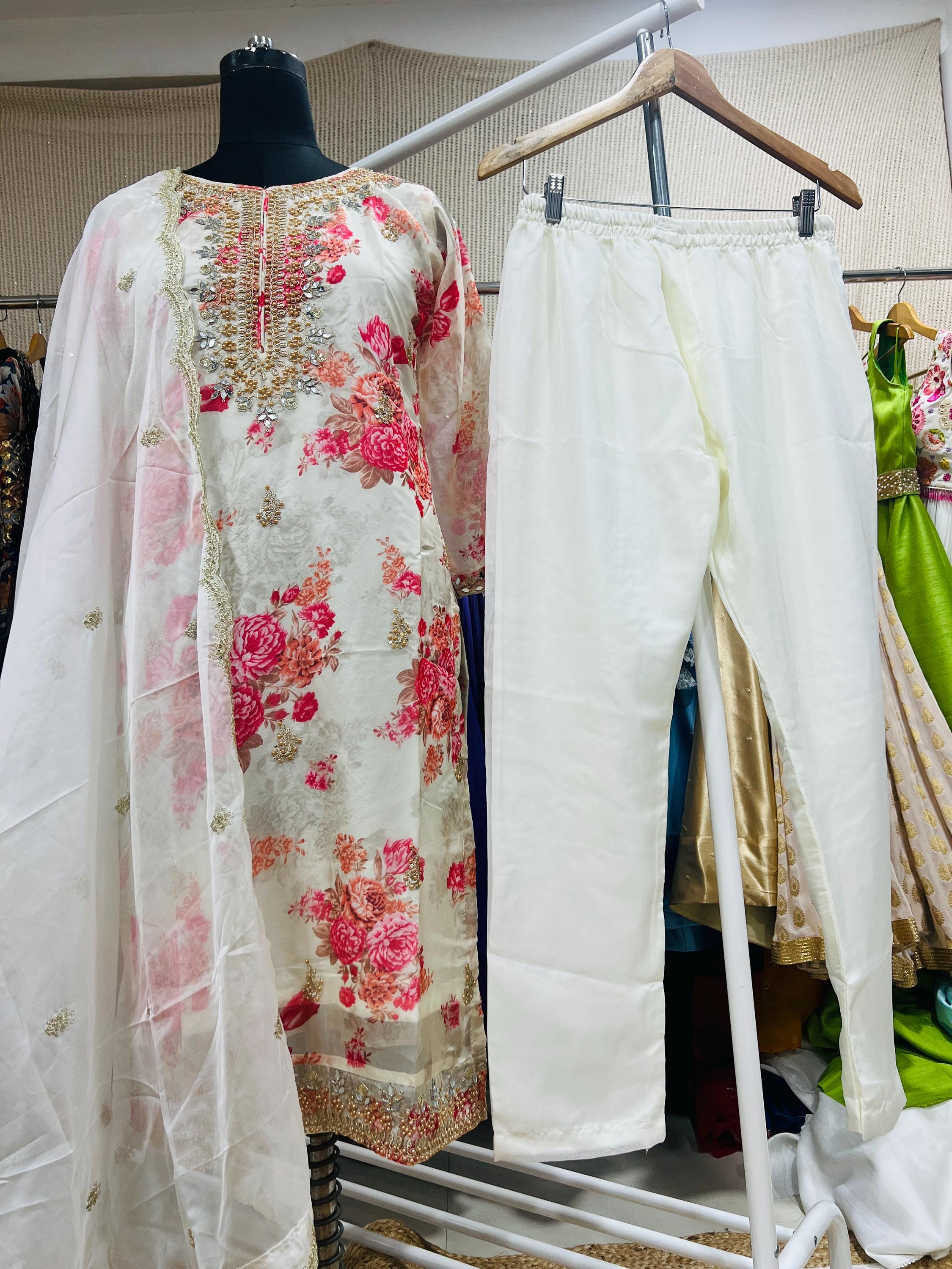 Besticktes Chiffon Kurti Set mit Dupatta: Pakistani Style Festive Wear