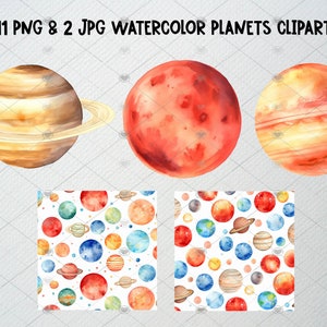 Pu&ograve; includere: Clipart ad acquerello di pianeti in vari colori, tra cui rosso, giallo, blu e verde. I pianeti sono disposti in un motivo ripetitivo su uno sfondo bianco. Sono inclusi 11 file PNG e 2 file JPG.