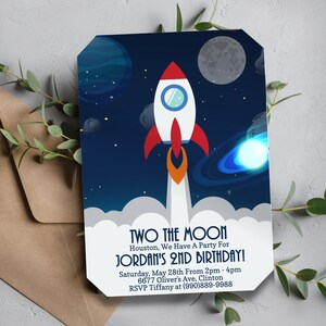 Puede incluir: Una invitación azul y blanca con un cohete volando por el espacio. El texto dice "Two the Moon, Houston, We Have A Party For Jordan's 2nd Birthday! Saturday, May 28th From 2pm-4pm, 6677 Oliver's Ave, Clinton, RSVP Tiffany at (990)889-9988"
