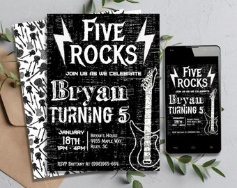 Puede incluir: Invitación de fiesta de cumpleaños con temática de rock and roll en blanco y negro. La invitación dice "Five Rocks" y "Bryan Turning 5". Un teléfono inteligente muestra la misma invitación. También hay un sobre a juego y una tarjeta con estampado de guitarra.
