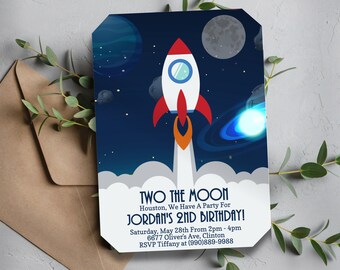 Könnte beinhalten: Eine blaue und weiße Einladung mit einer Rakete, die durch den Weltraum fliegt. Der Text lautet "Two the Moon, Houston, We Have A Party For Jordan's 2nd Birthday! Saturday, May 28th From 2pm-4pm, 6677 Oliver's Ave, Clinton, RSVP Tiffany at (990)889-9988"