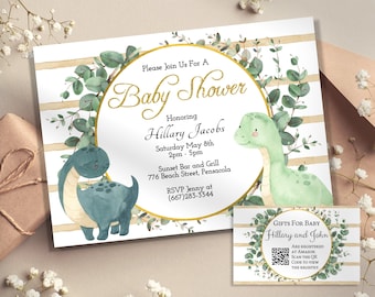 Puede incluir: Una invitación a una fiesta de bienvenida al bebé con una ilustración de dinosaurio verde y azul. La invitación tiene un fondo a rayas blanco y dorado con el texto "Please Join Us For A Baby Shower Honoring Hillary Jacobs Saturday May 8th 2pm-5pm Sunset Bar and Grill 776 Beach Street, Pensacola RSVP Jenny at (667) 283-3344". Una tarjeta separada con un código QR dice "Gifts For Baby Hillary and John Are Registered at Amazon. Scan the QR Code to View the Registry."