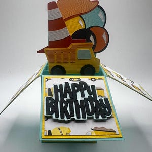 Carte d'anniversaire sur le thème de la construction - Boîte 3D