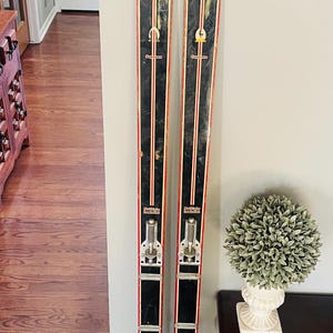Vintage northland skis with original Cubco bindings from the 1950’s. These are in imaculate condition for their age! Amazing display skis!