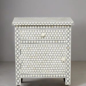 Handgefertigter Nachttisch aus Knochen mit Intarsien - Hexagon Design