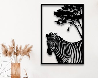 Puede incluir: Arte de pared de metal negro con una cebra de pie frente a un árbol. La cebra está en silueta y el árbol tiene hojas. El arte está enmarcado en un rectángulo negro.
