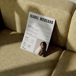 Puede incluir: Un currículum con un diseño en blanco y negro que presenta el nombre "Isabel Mercado" en la parte superior. El currículum incluye secciones para la experiencia, la educación y las habilidades. Una foto de una mujer con cabello largo y oscuro se encuentra en la esquina inferior derecha del currículum.