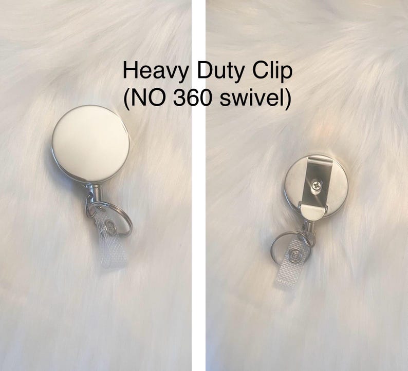 Puede incluir: Carrete de identificaci&oacute;n retr&aacute;ctil plateado con un clip de alta resistencia. El carrete tiene una carcasa redonda de metal plateado. El texto "Heavy Duty Clip (NO 360 swivel)" est&aacute; impreso sobre un fondo blanco.