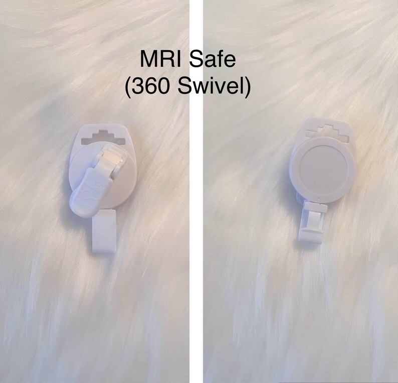 Puede incluir: Portagafete de pl&aacute;stico blanco con un clip giratorio de 360 grados. El texto "MRI Safe (360 Swivel)" est&aacute; impreso en el portagafete.