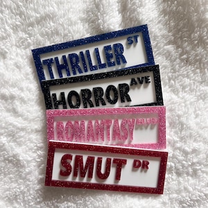 Letrero para estantería/decoración para estantería/letrero para biblioteca/regalo para amantes de los libros/accesorio para rincón de lectura/letrero para TBR/letrero para obscenidades/letrero para romance/letrero para novela de suspense/letrero para club de lectura