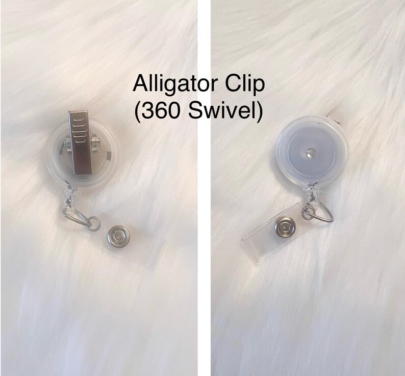 Puede incluir: Un portagafete retr&aacute;ctil de pl&aacute;stico transparente con un clip de cocodrilo plateado y un giro de 360 grados. El texto "Alligator Clip (360 Swivel)" est&aacute; impreso sobre un fondo blanco.
