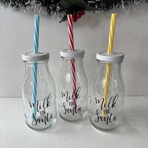 Bouteille de lait de Noël pour le père Noël avec paille