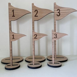 Houten tafelnummers in golfvlagstijl