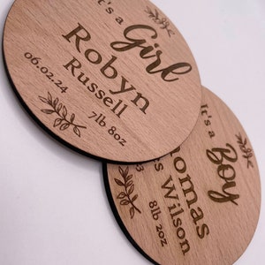 Plaque personnalisée en bois gravée &quot;C&#39;est un garçon, c&#39;est une fille&quot; pour faire-part de bébé