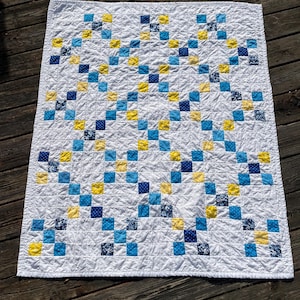 Courtepointe multicolore faite main en patchwork blanc bleu |  50&quot; X 42&quot;