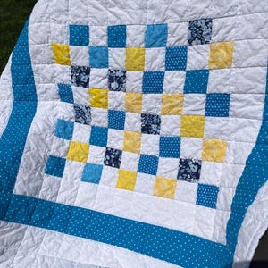 Couette en patchwork bleue et blanche faite main - Couverture de la taille de vos genoux ou de votre lit de bébé
