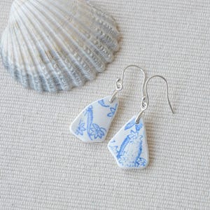 Schottische blaue und weiße Seekeramik Sterlingsilber-Ohrringe