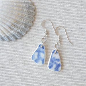 Schottische blaue und weiße Seekeramik Sterlingsilber-Ohrringe