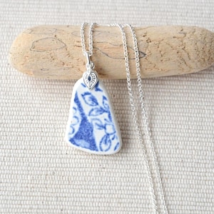 Colar Blue Willow Sea Pottery — Pingente antigo escocês em prata de lei Kirkcaldy