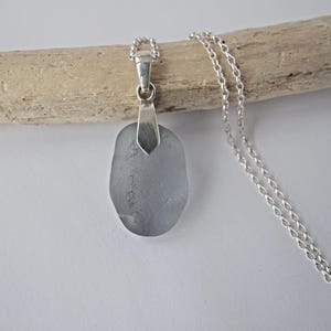 Graue Seeglas Halskette, Sterling Silber Halskette, Schottisches Seeglas, Seeglas Schmuck, Seeglas Anhänger, Einzigartiges Seeglas Geschenk für Sie