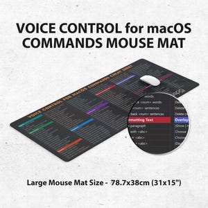 Könnte beinhalten: Eine schwarze Mausmatte mit weißem Rand und dem aufgedruckten Text "VOICE CONTROL FOR MACOS COMMANDS CHEAT SHEET". Die Mausmatte ist groß und misst 78,7 cm x 38 cm.