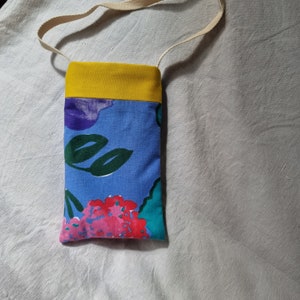 Pouch, shoulder bag for phone / smartphone / glasses / papers. Assembly of recycled fabrics image 2