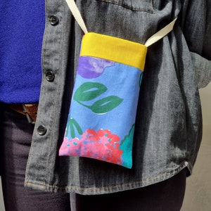 Pouch, shoulder bag for phone / smartphone / glasses / papers. Assembly of recycled fabrics image 1