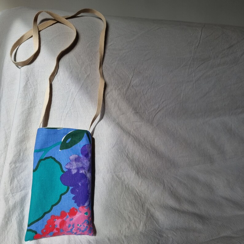 Pouch, shoulder bag for phone / smartphone / glasses / papers. Assembly of recycled fabrics image 4