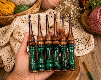 Agujas de crochet de madera hechas a mano con mango de resina verde – Juego de agujas de crochet ergonómicas