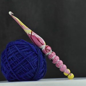 Handmade Rosewood Crochet Hook: Ergonomic Resin Handle
